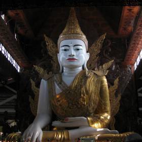 Белый Будда. Будда сидит в позе лотоса. Человек в такой позе сам превращается в пирамиду-ретранслятор. Над Буддой пирамидальный купол. Это воронка – сборник биологической энергии от людей, посещающих храм. Это второй ретранслятор-усилитель. В истории буддизма уже было четыре Будды. Далее, согласно пророчествам, ждут следующего Будду – пятого. Пятый Будда будет Белым, т.е. с белым цветом кожи - Бирма 2010, Зубов Михаил, часть 4