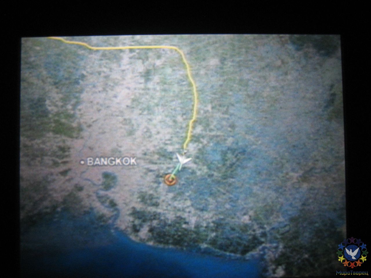 «Обязательная» программа выполнена – летим обратно в Тайланд: теперь уже отдыхать. Фото телевизора встроенного в подголовник впереди стоящего сидения в самолете - Бирма 2010, Зубов Михаил, часть 4