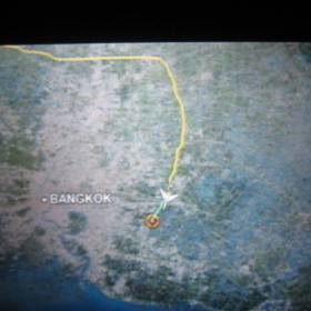 «Обязательная» программа выполнена – летим обратно в Тайланд: теперь уже отдыхать. Фото телевизора встроенного в подголовник впереди стоящего сидения в самолете - Бирма 2010, Зубов Михаил, часть 4