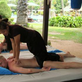 Местная достопримечательность – тайский массаж. Салоны здесь везде, есть даже на пляжах - Тайланд 2010 отдых МироТворцев, часть 3