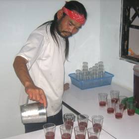 Идёт приготовление коктейля из свежей крови кобры и её желчного пузыря. Раз в год тайцы пьют это для повышения иммунитета (ну так гиды говорят). Желающие попробовать были - Тайланд 2010 отдых МироТворцев, часть 3