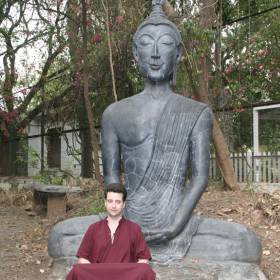 Медитация у статуи Будды - Индия 2010, Игорь Устабаши,