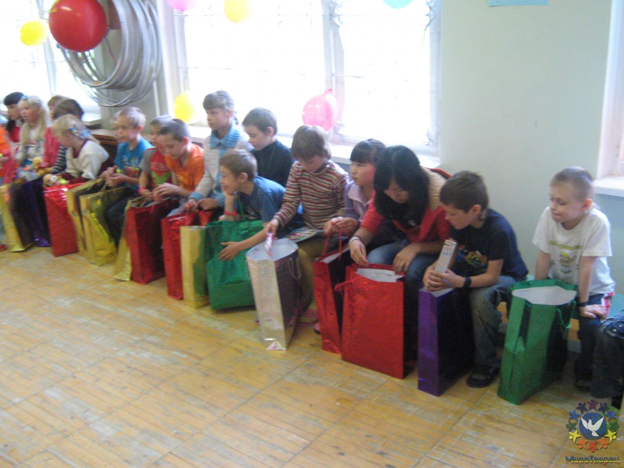 подарки детям - Отчет о благотворительном празднике 1 июня 2010г.
