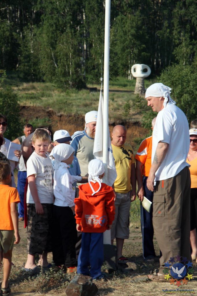 По хорошей традиции флаг поднимают дети - Фоторепортаж поездки: Аркаим. Июнь 2010г.