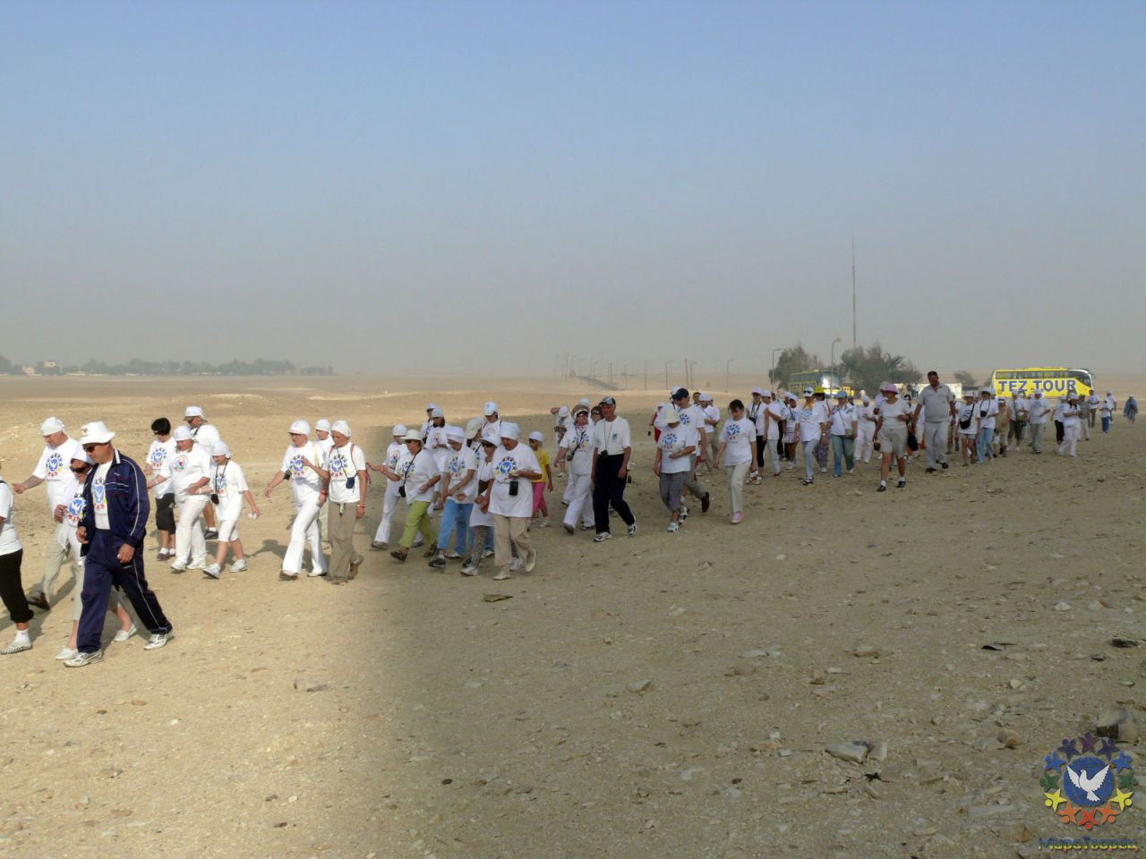 Обход пирамиды Мейдума, расположенной вдали от общепринятых туристических маршрутов, в 90 км в востоку от Каира. - ЕГИПЕТ октябрь 2010