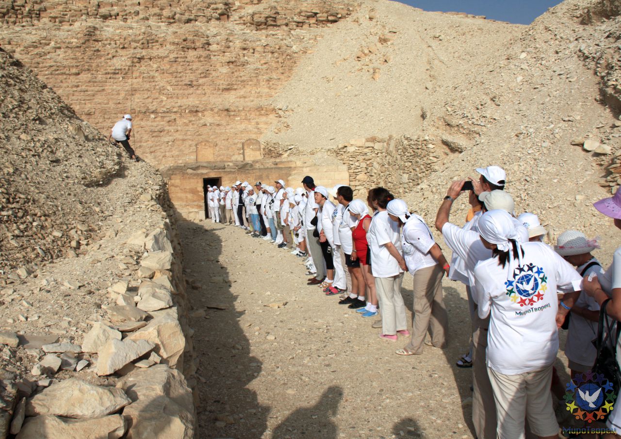Активация пирамиды Мейдума, одной из древнейших пирамид в Египте, построенной предположительно в 2680 г. до нашей эры. Высота всей пирамиды 93,5 метров, основание пирамиды 144м. - ЕГИПЕТ октябрь 2010