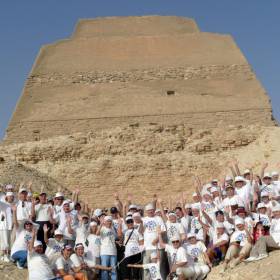 МироТворцы у пирамиды Мейдума, которая состоит из 7 ступеней, из которых сегодня видны только 3 - ЕГИПЕТ октябрь 2010