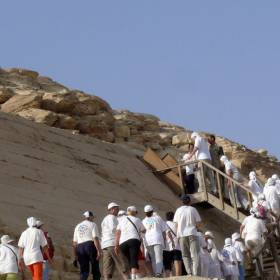 Поднимаемся к входу в пирамиду Мейдума. - ЕГИПЕТ октябрь 2010