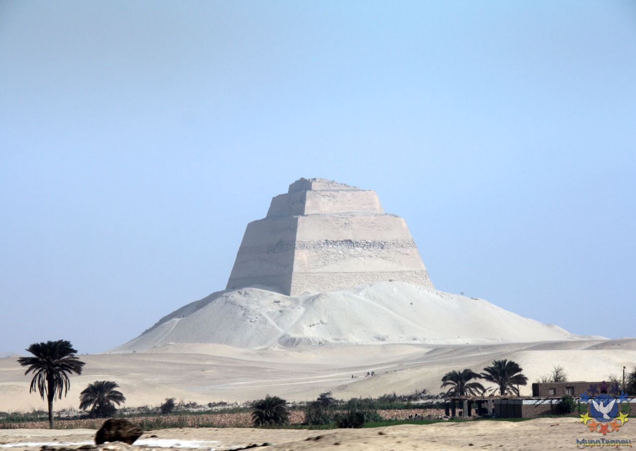 Пирамида в Медуме — египетская пирамида, расположенная по дороге в Файюм, примерно в 100 км к югу от Каира. По форме нестандартна. Состоит из 7 ступеней, из которых сегодня видны только 3. Сложена из известняковых блоков. Была построена для фараона Хуни, последнего правителя III династии. Его сын Снофру расширил и увеличил пирамиду, добавив 8-ую ступень и сделав стороны пирамиды гладкими. - ЕГИПЕТ октябрь 2010