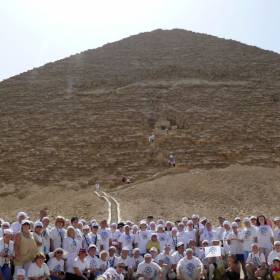 МироТворцы у  Красной (Северной) пирамиды в Дахшуре, расположенной в пустыне в 26 км к югу от Каира, на западном берегу Нила. Название связано с цветом каменных блоков, приобретающих в лучах заходящего солнца розовый цвет. Северная пирамида фараона Снофру в Дахшуре, на момент своего строительства в XXVI в. до н. э. являлась самым высоким сооружением на Земле. Её основание состаляет  220 м, высота  - 109,5 м (первоначально),  104 м (сегодня) - ЕГИПЕТ октябрь 2010