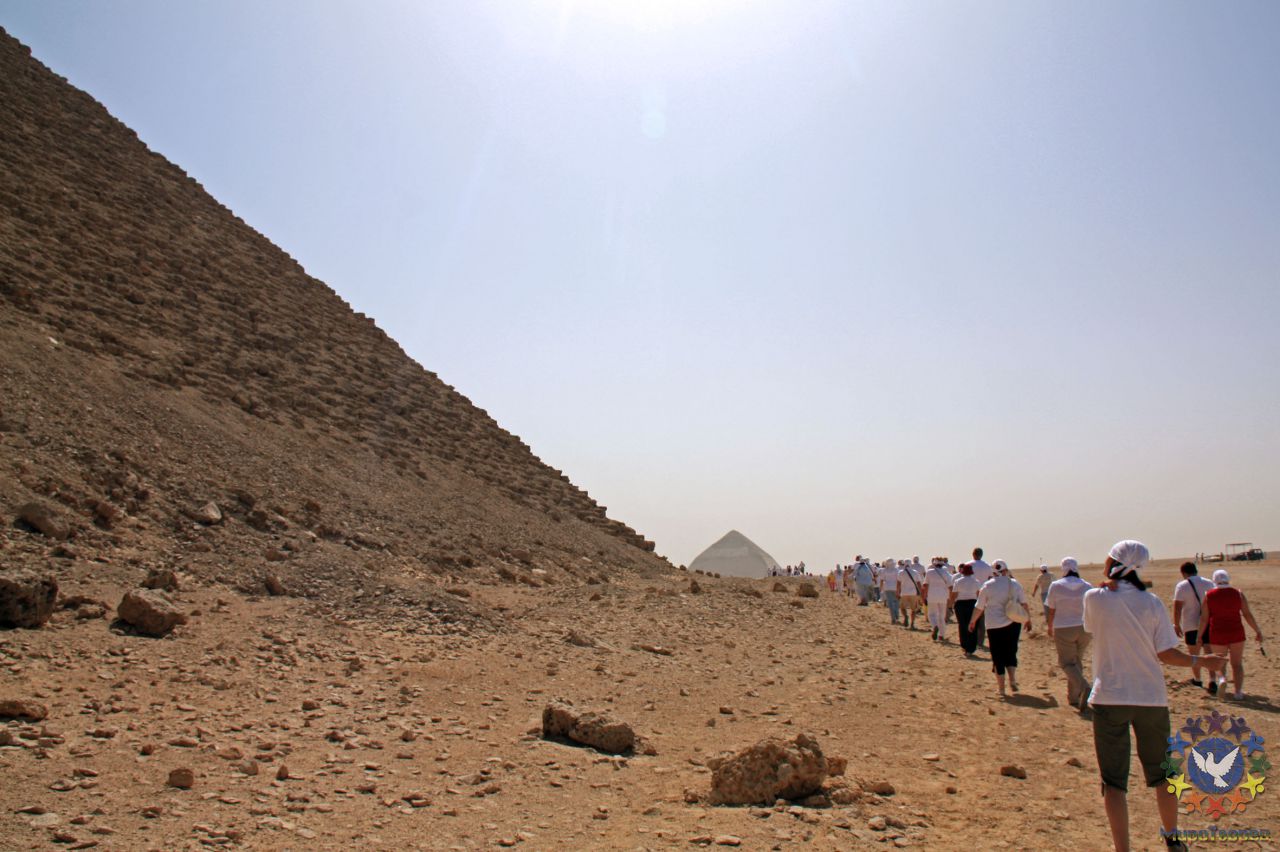 Обход (действие) Красной (Северной) пирамиды в Дахшуре - ЕГИПЕТ октябрь 2010