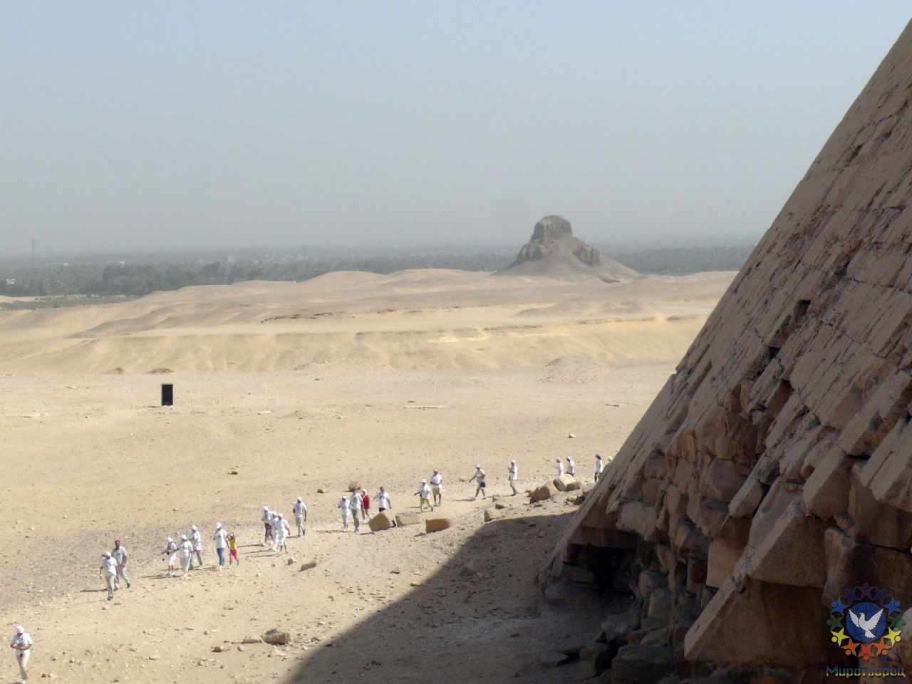 Обход Южной пирамиды. На заднем плане «Тёмная пирамида» в Дахшуре, находящаяся на территории военной базы. - ЕГИПЕТ октябрь 2010