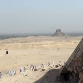 Обход Южной пирамиды. На заднем плане «Тёмная пирамида» в Дахшуре, находящаяся на территории военной базы. - ЕГИПЕТ октябрь 2010