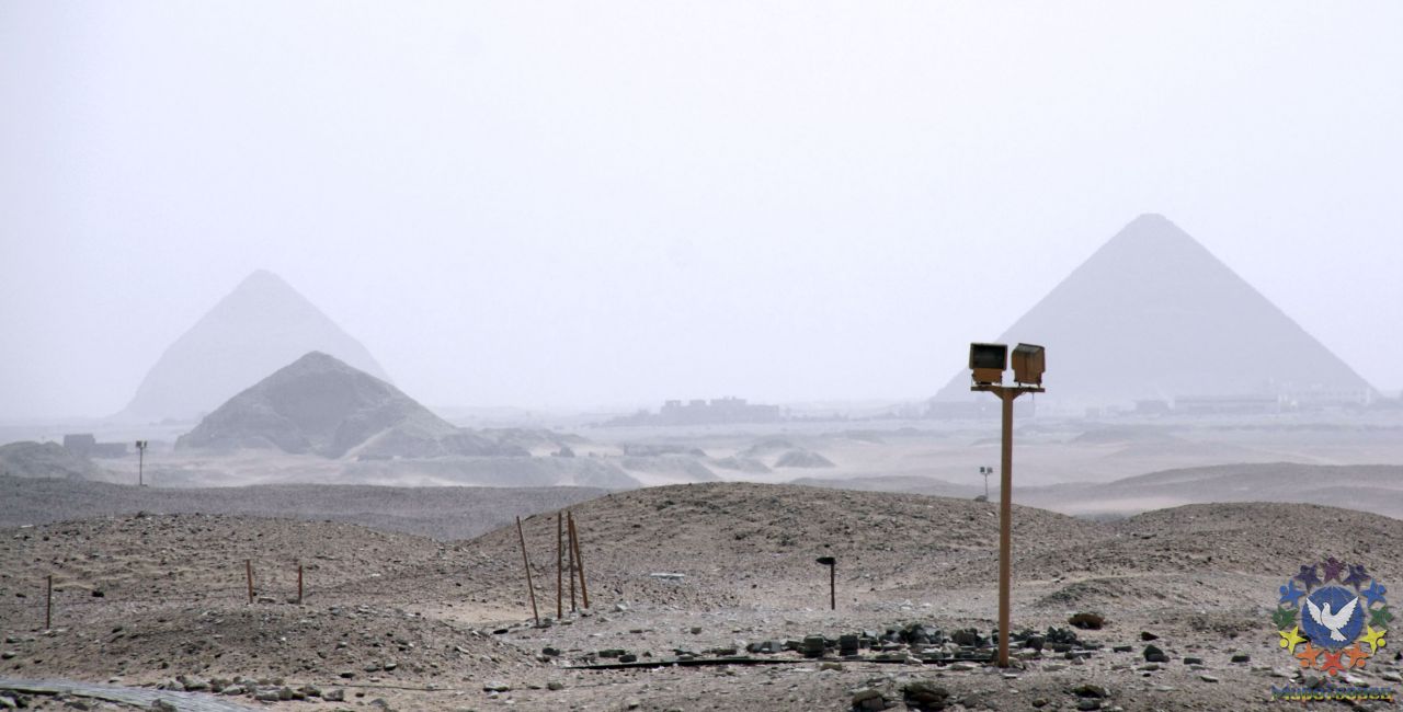 Вид на пирамиды, где мы только что побывали, с пирамиды  Джосера - ЕГИПЕТ октябрь 2010