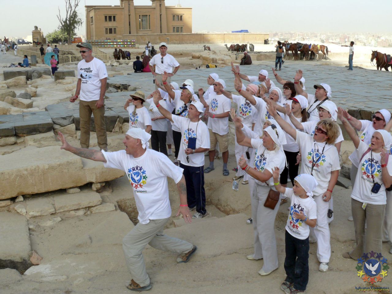 Действие одной из групп у пирамиды Хеопса (Пирамиды обходили несколькими группами) - ЕГИПЕТ октябрь 2010