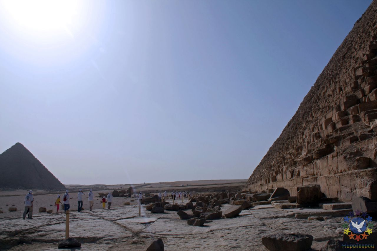 Обход пирамиды Хефрена (вторая по величине древнеегипетская пирамида. Расположена рядом с Великим Сфинксом, а также пирамидами Хеопса (Хуфу) и Микерина на Плато Гиза. Построенное предположительно в середине XXVI века до н. э. сооружение высотой в 143,5 м ) - ЕГИПЕТ октябрь 2010