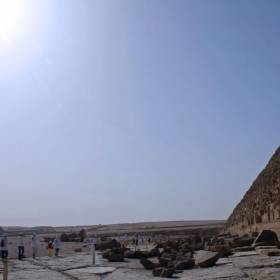 Обход пирамиды Хефрена (вторая по величине древнеегипетская пирамида. Расположена рядом с Великим Сфинксом, а также пирамидами Хеопса (Хуфу) и Микерина на Плато Гиза. Построенное предположительно в середине XXVI века до н. э. сооружение высотой в 143,5 м ) - ЕГИПЕТ октябрь 2010