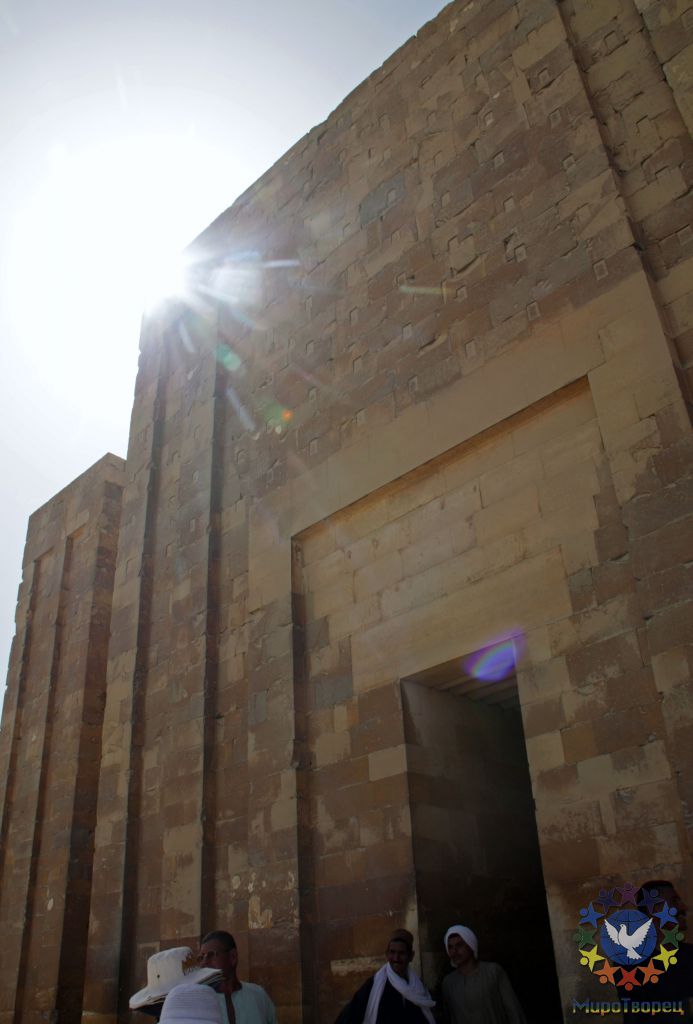 Саккара. Вход в Пирамиду Джосера. Построена Имхотепом в Саккара для погребения египетского фараона Джосера ок. 2650 г. до н. э. - ЕГИПЕТ октябрь 2010