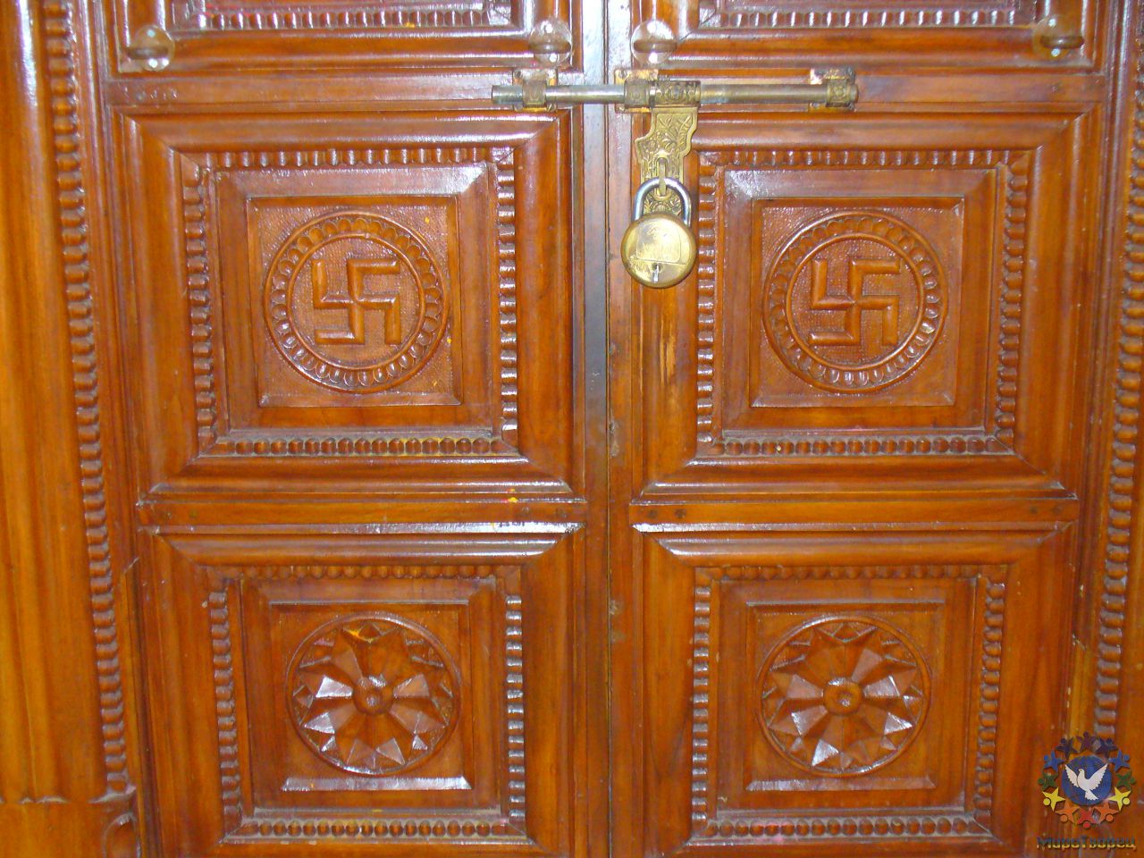 Священая дверь, за которой хранится фигура божества. - Индия (Сев.ГОА) октябрь 2010, Баринова Марина,