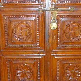 Священая дверь, за которой хранится фигура божества. - Индия (Сев.ГОА) октябрь 2010, Баринова Марина,