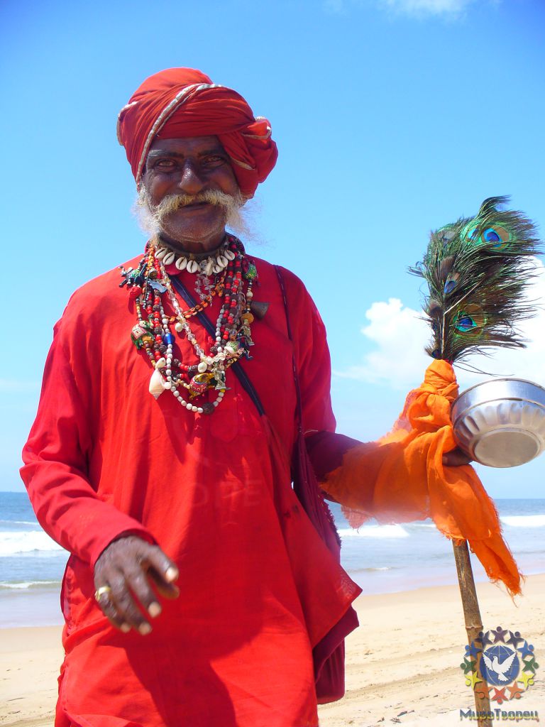 Ходит по пляжу и просит рупии. - Индия (Сев.ГОА) октябрь 2010, Баринова Марина,