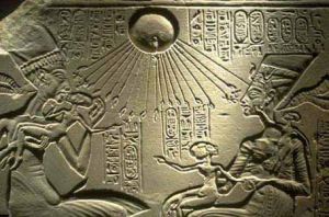 Одно из первых описаний наблюдения НЛО, по всей вероятности, флотилии летающих тарелок, – это следующая выдержка из египетского папируса – части хроники Тутмоса III, который правил около 1504-1450 г. до нашей эры - НЛО в древности (подтверждения и находки)