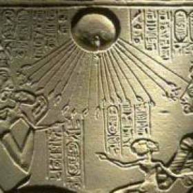 Одно из первых описаний наблюдения НЛО, по всей вероятности, флотилии летающих тарелок, – это следующая выдержка из египетского папируса – части хроники Тутмоса III, который правил около 1504-1450 г. до нашей эры - НЛО в древности (подтверждения и находки)