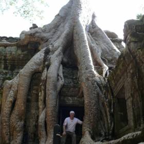 Храм Ta Prohm - это единственный нетронутый археологами и реставраторами храм, весь окутанный джунглями. - Камбоджа декабрь 2010г.