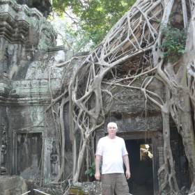 Прямо на храме Ta Prohm , обнимая корнями его стены, растут деревья. Именно в таком виде находилось большинство храмов Ангкора до начала реставрации - Камбоджа декабрь 2010г.