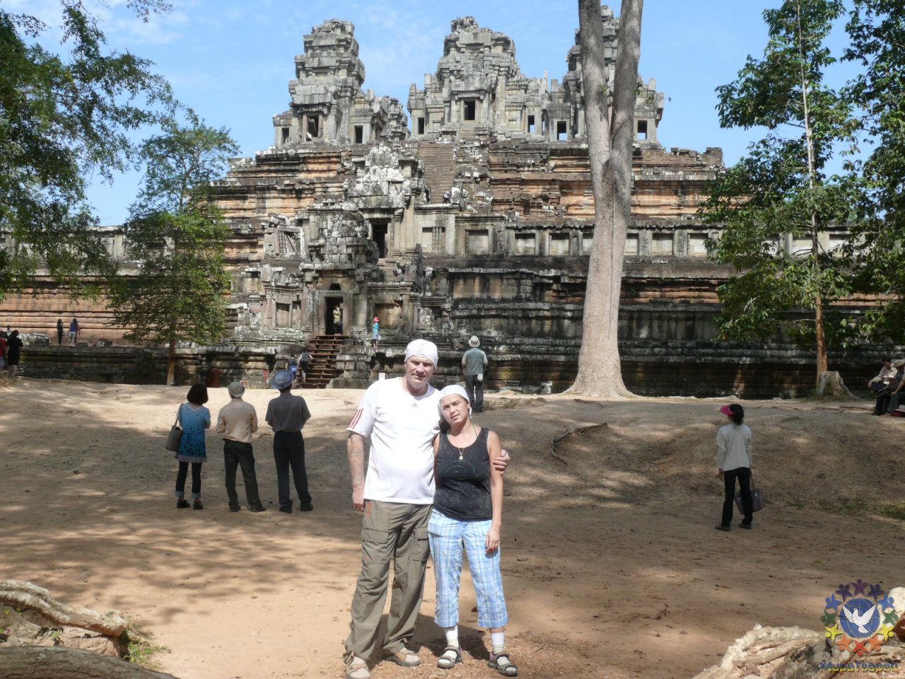 Храм пирамидальной формы Пре Руп (в переводе с кхмерского «Переворачивание тела») посвящён Шиве. - Камбоджа декабрь 2010г.