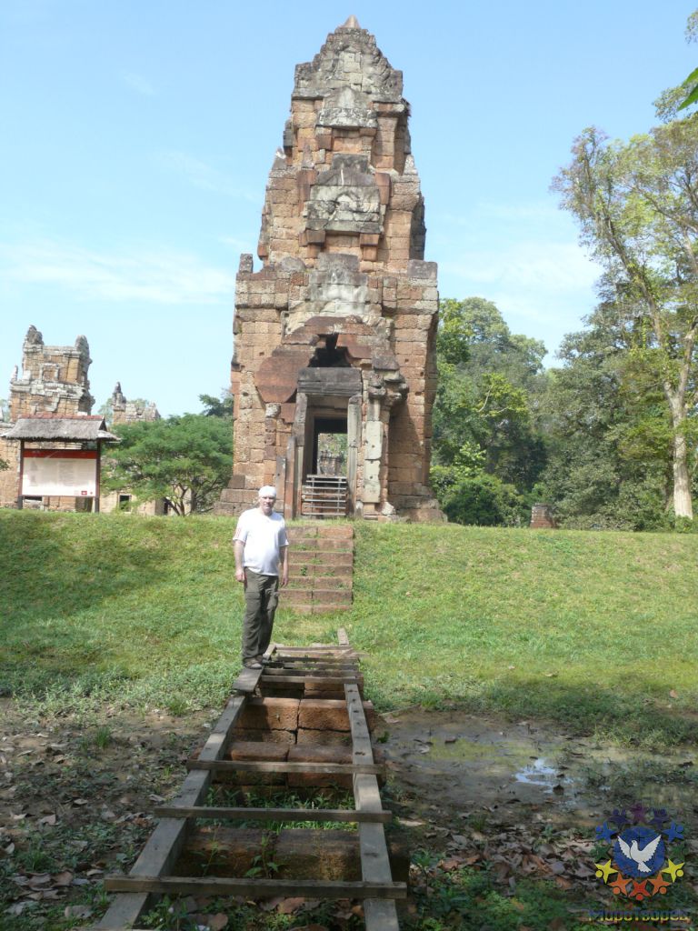 Трехуровневые башни – Клеанги. Три этажа символизируют прошлое, настоящее и будущее. - Камбоджа декабрь 2010г.