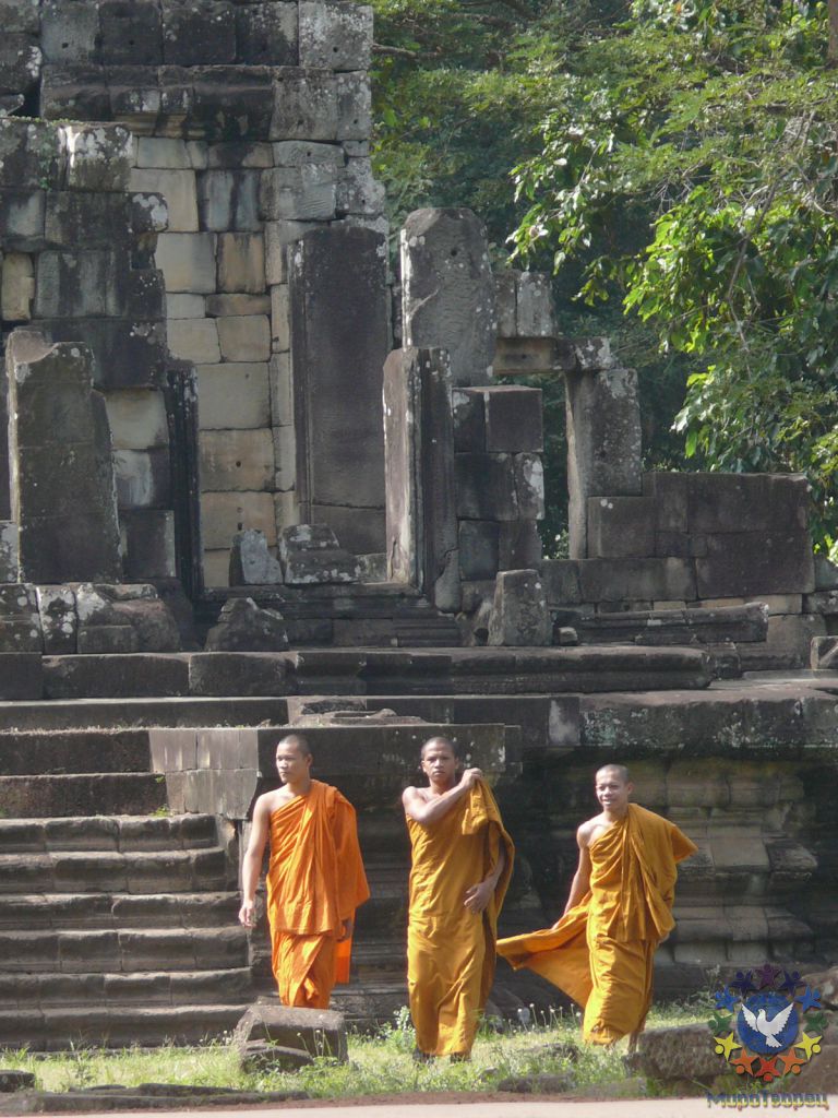 На территории Ангкор Тома находится действующий буддийский монастырь. Встретить монахов здесь не редкость - Камбоджа декабрь 2010г.