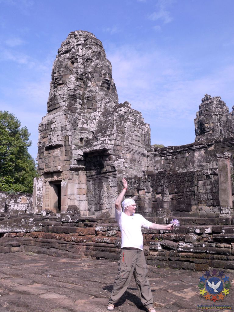 Во время Коры. Храм имеет три уровня и его окружают три стены. Здесь 54 башни и 216лиц. - Камбоджа декабрь 2010г.