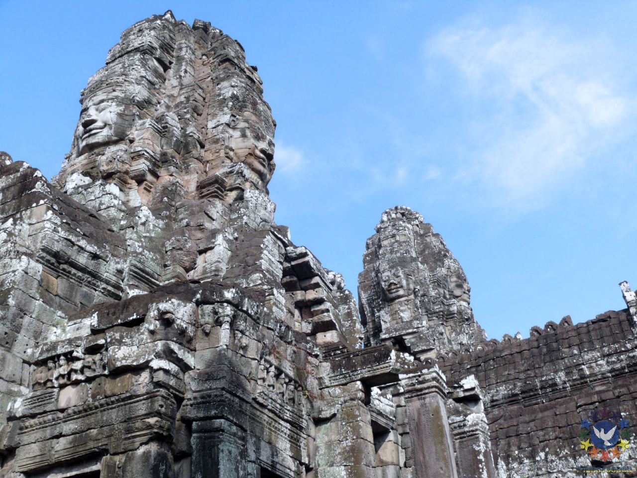 <b>на каждой башне изображено по четыре лица, четко ориентированных на 4 стороны света.</b> - Камбоджа декабрь 2010г.
