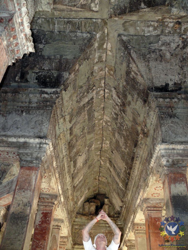 Пересечение на потолке символизирует вершину Кайлаша. - Камбоджа декабрь 2010г.