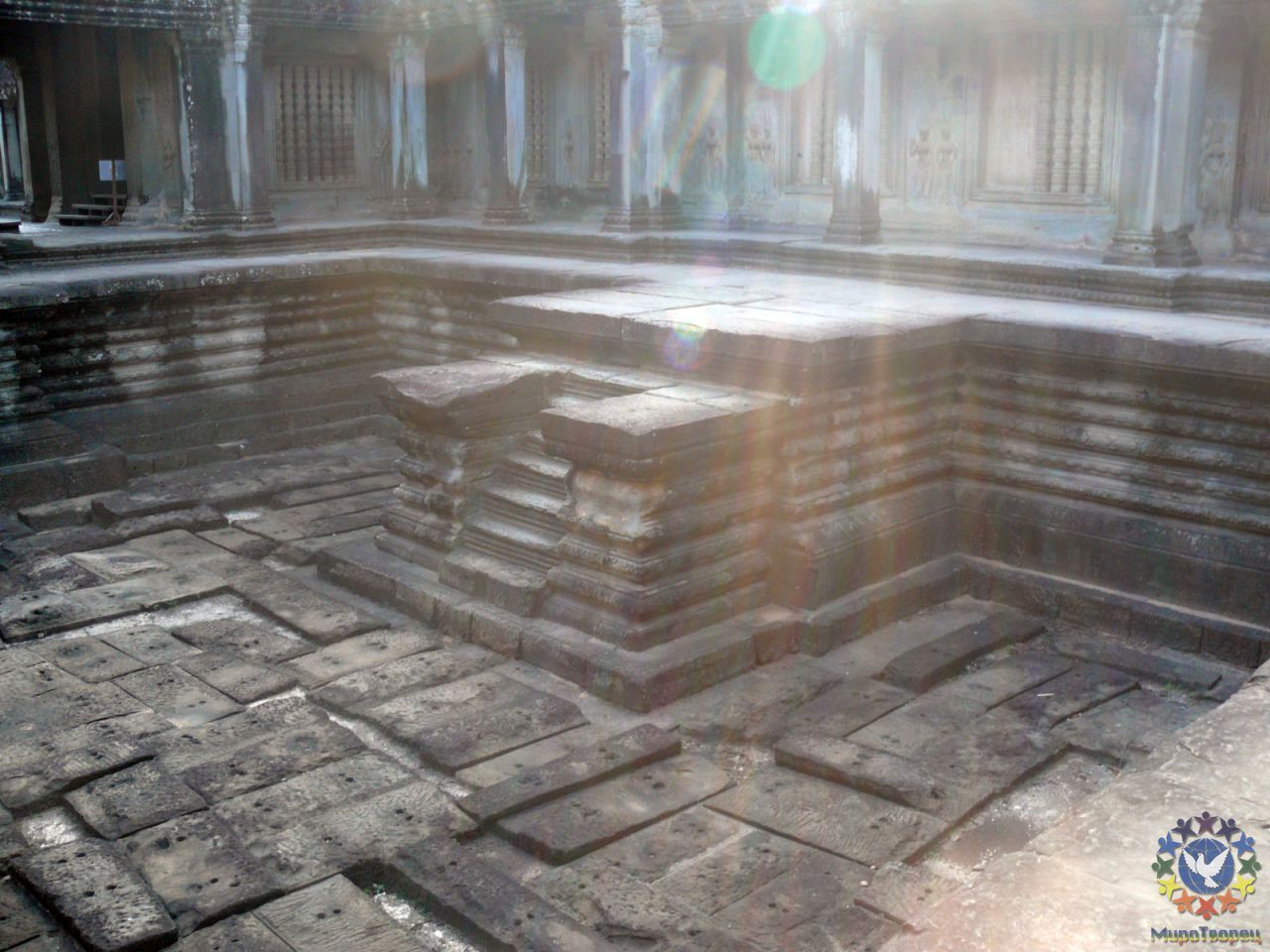 По четырем сторонам света от центральной башни Ангкор Вата расположены 4 ритуальных водоема. В сезон дождей они набираются водой, стекающей с крыш башень по специально предусмотренным желобам. Несколько раз в год здесь проводили службы и ритуалы исцеления страждущих. - Камбоджа декабрь 2010г.