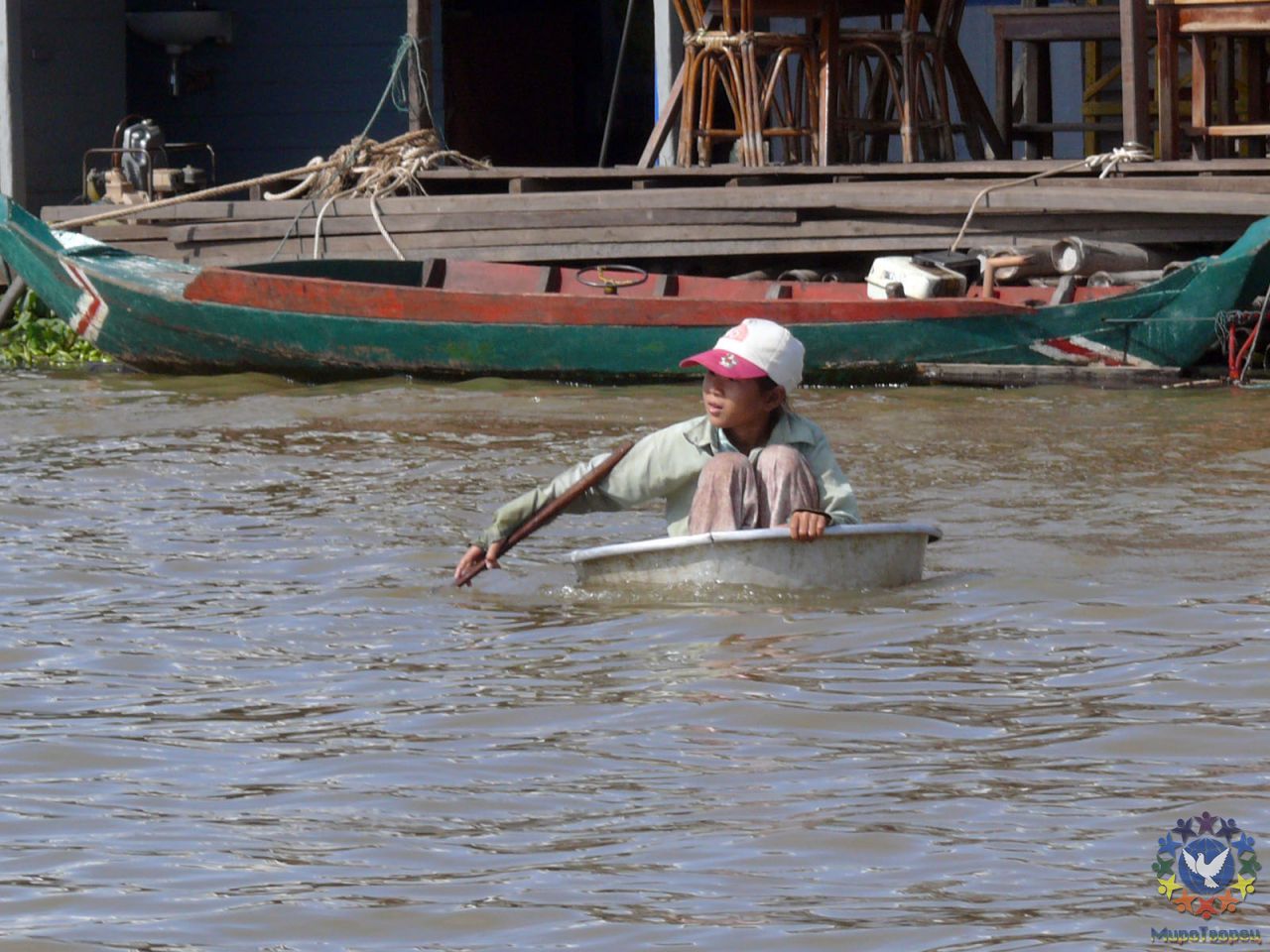 Первой лодкой для местных ребятишек обычно является тазик. Они ловко оправляют своим судном, гоняются за туристическими катерами, добираются до школы - Камбоджа декабрь 2010г.