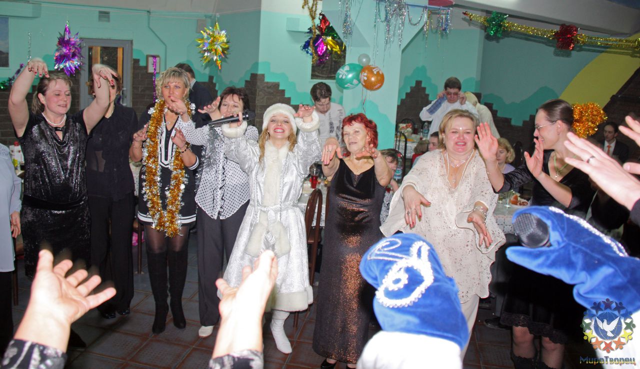 Танцы со снегуркой и дедом Морозом (МАККАРЕНА) - Новогодний вечер МироТворцев 25.12.2010г.