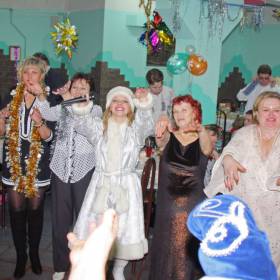 Танцы со снегуркой и дедом Морозом (МАККАРЕНА) - Новогодний вечер МироТворцев 25.12.2010г.