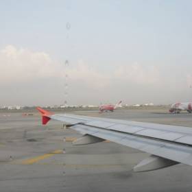 одновременно по три самолета взлетают в 20 секундах разницы друг от друга, в аэропорту Бангкока - Мьянма 2011 (виды, природа, лица) I часть