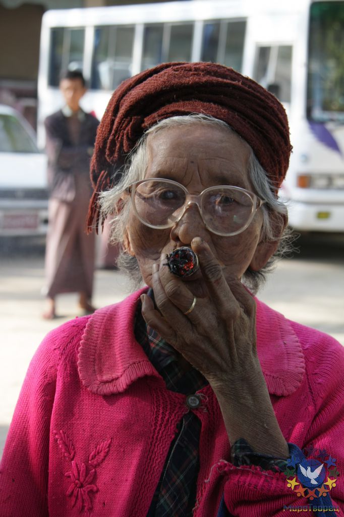 таже бабушка на том же месте с тем же табачком - Мьянма 2011 (виды, природа, лица) I часть