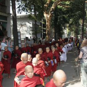 Мужской монастырь в Мандалае - Мьянма 2011 (виды, природа, лица) I часть