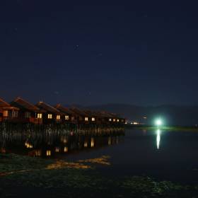 Наш отель на озере Инле, домики наши тоже на воде. - Мьянма 2011 (виды, природа, лица) I часть