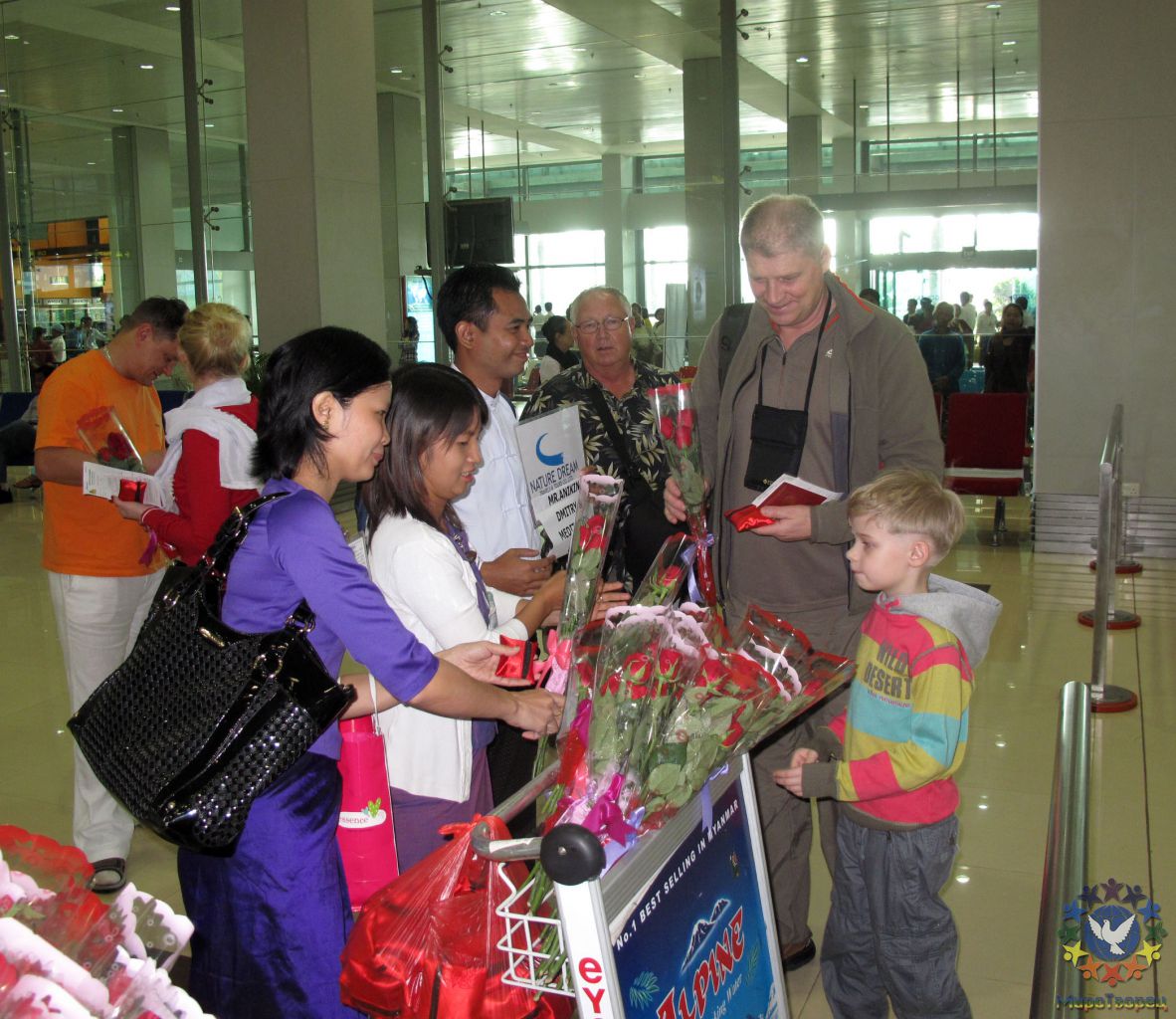 И снова здравствуй Мьянма! Тёплая встреча, каждому в подарок букет цветов! - МЬЯНМА, февраль 2011
