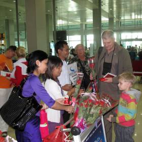 И снова здравствуй Мьянма! Тёплая встреча, каждому в подарок букет цветов! - МЬЯНМА, февраль 2011