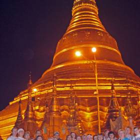 После заката. Шведагон, сияющий на вершине холма - подлинный символ Бирмы, главная местная буддийская святыня. Каждый бирманец хотя бы раз в жизни стремится попасть сюда, чтобы прикоснуться к чуду, посидеть в тишине, увидеть дерево Бодхи, поднести цветы и благовония Будде. - МЬЯНМА, февраль 2011