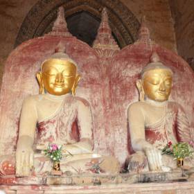 Статуи Будд, мужчина и женщина, перед ними медитируют пары, которые хотят следующую жизнь хотят провести снова вместе. - МЬЯНМА, февраль 2011