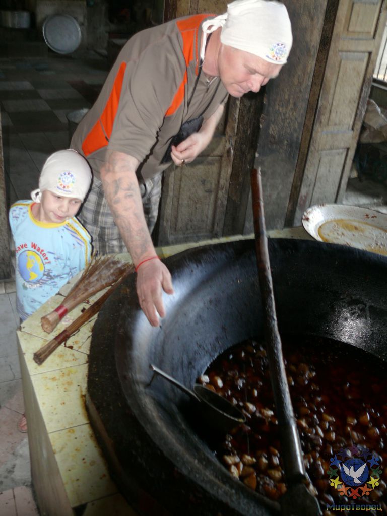 посмотрели как и из чего готовят для монахов пищу - МЬЯНМА, февраль 2011