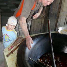 посмотрели как и из чего готовят для монахов пищу - МЬЯНМА, февраль 2011