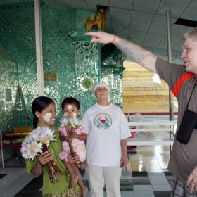 Провели действие в этом храме - ВФ расставляет для действия МироТворцев - МЬЯНМА, февраль 2011